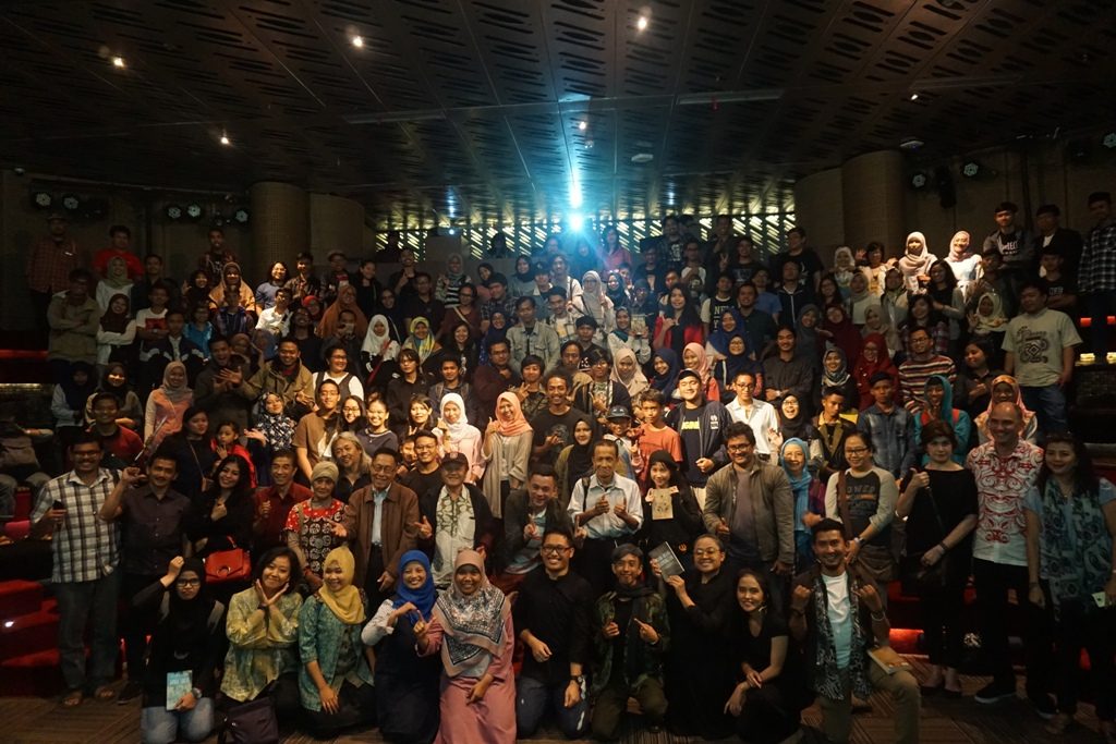 Pengisi acara, tamu undangan, pengunjung dan tim Noura berfoto bersama selepas acara.