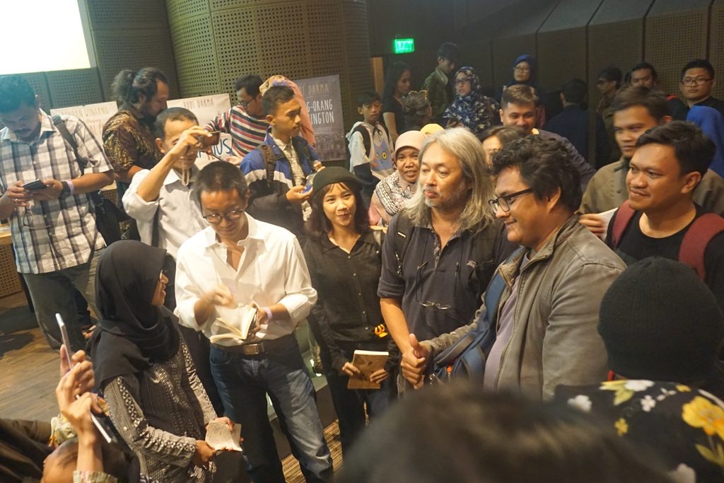 Seno Gumira Ajidarma diburu pengunjung MMDS untuk ditagih berfoto.