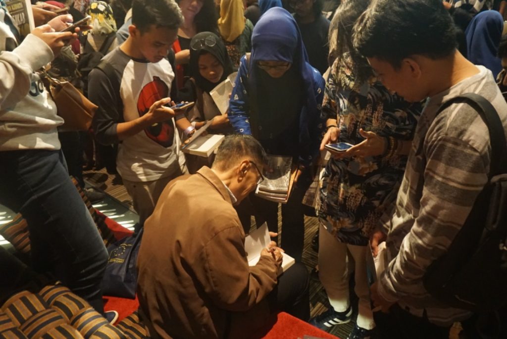 Budi Darma meladeni satu persatu pengunjung, yang bukunya ingin dicoret-coret.